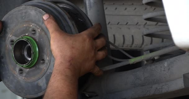 Használt féktárcsák és fékbetétek egy autójavító műhelyben. - Felvétel, videó