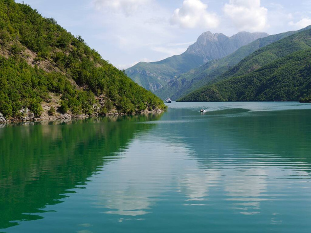 Широкий вид на озеро Коман Албанські фіорди з відображенням і горами - Фото, зображення