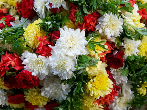Primer plano de las ofrendas florales coloridas del templo, Trichy, India meridional - Foto, imagen