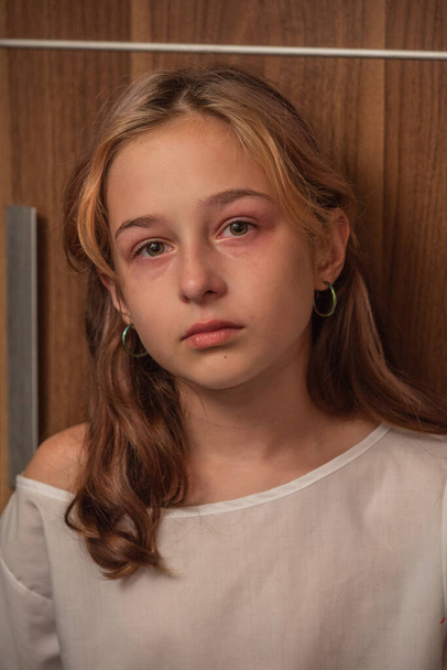 可愛い子が泣いてる。泣いてる。悲しい子供の女の子の肖像9または10歳.十代の若者 - 写真・画像