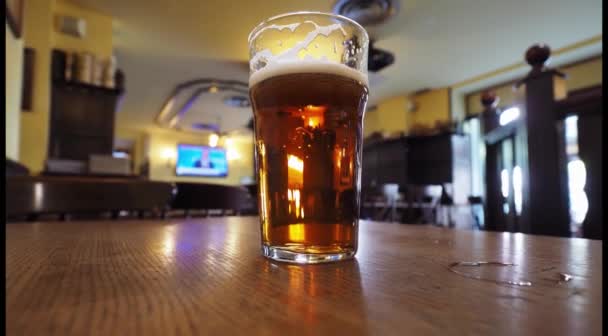 Una pinta di birra inglese su un tavolo da pub, vista ad ampio angolo con spazio per copiare - Filmati, video