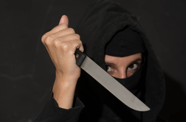 un atacante con un cuchillo violento atacando con un cuchillo - Foto, imagen