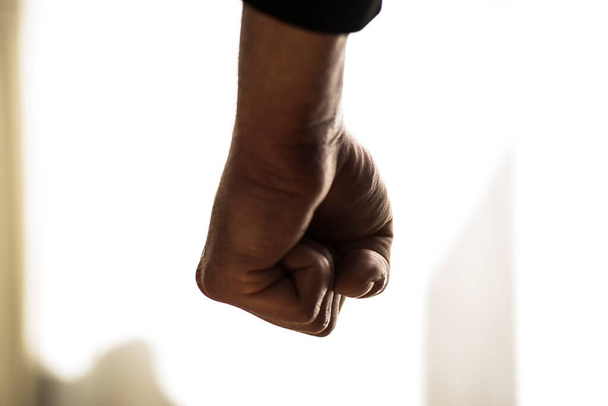 кулаком, актом насилия и агрессии против других - Фото, изображение