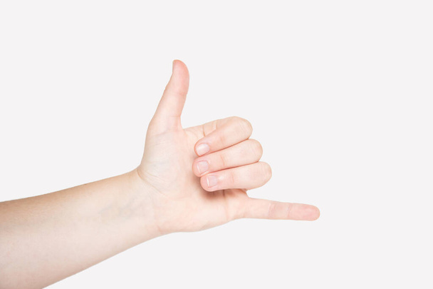 Крупный план женской руки изолирован на белом фоне, с копировальным пространством. - Фото, изображение