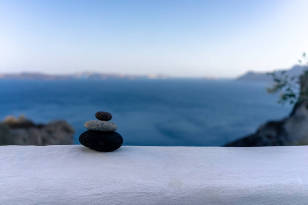 Lähikuva laukaus kiviä pinottu toisiinsa tasapainossa sininen meri taustalla - Valokuva, kuva