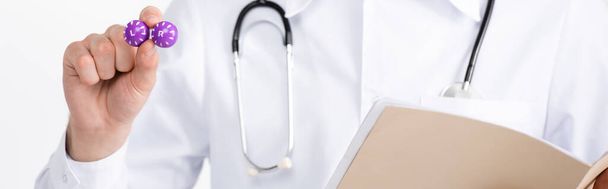 Обрезанный вид врача, держащего папку и контейнер для линз изолирован на белом, баннер - Фото, изображение