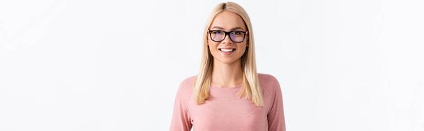 Portrait de femme blonde heureuse avec des lunettes regardant la caméra isolée sur blanc, bannière - Photo, image