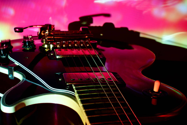 vintage elektromos gitár a színpadi fényben. Fénymásolási hely  - Fotó, kép
