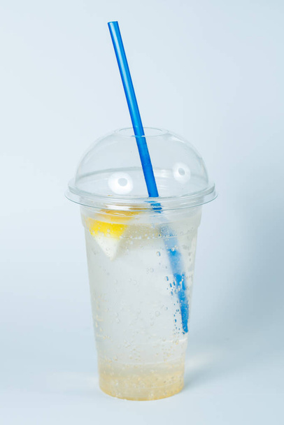Verse koude limonade, zomerdrank met sprankelend water - Foto, afbeelding