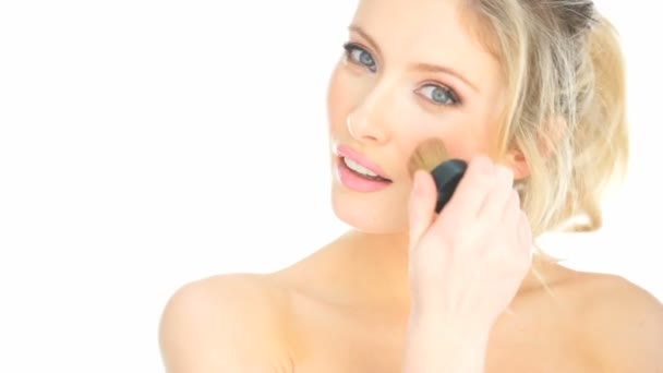 Mujer rubia aplicando su maquillaje
 - Imágenes, Vídeo