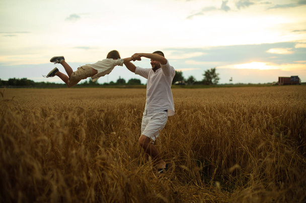 Mladá bělošská rodina s jedním dítětem spolu tráví hodně času a baví se - Fotografie, Obrázek