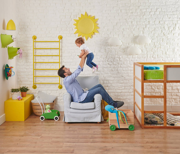 Modern bebek odası tarzı, beyaz tuğla duvar sarı güneş ve bulut, koltuk, çocuk arayan aile ve mutluluk.. - Fotoğraf, Görsel