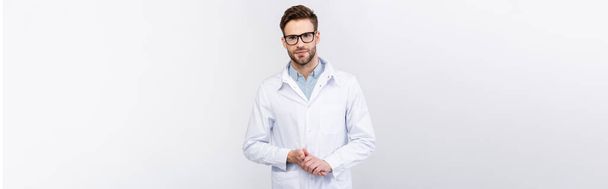 Σίγουρος γιατρός με γυαλιά ηλίου και λευκό παλτό που απομονώνονται σε γκρι, banner  - Φωτογραφία, εικόνα