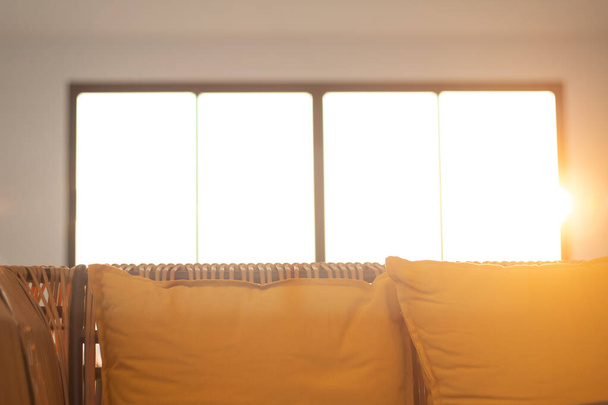 Absztrakt elmosódott nappali dekoráció belső tér meleg fény napkelte vintage hang. - Fotó, kép