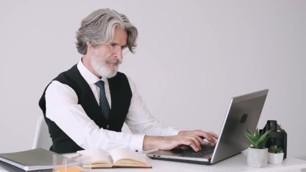 Hippie businessman working at the office with laptop - Video, Çekim