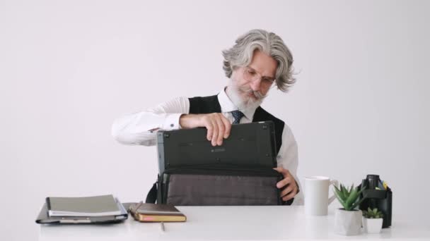 Hippie businessman working at the office with laptop - Кадри, відео