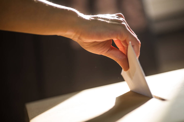 A szavazás során a szavazóhelyiségben szavazó személyről alkotott fogalmi kép. - Fotó, kép
