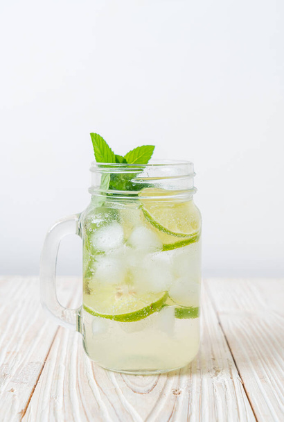 iced lime soda with mint - refreshing drink - Foto, Imagem