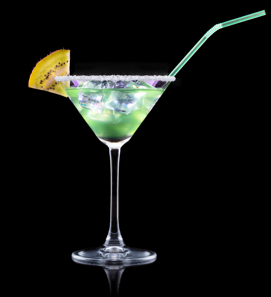 Smoothie cocktail, avec des tranches de kiwi sur un noir
 - Photo, image