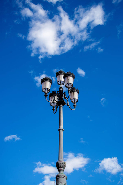 Hermosa luz de calle Fotografía con cielo azul, Fotografía de luz de día - Foto, imagen