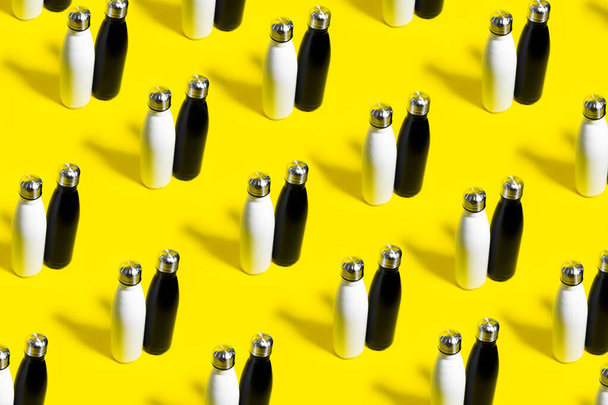 Patrón de botellas termo reutilizables en blanco y negro sobre fondo amarillo. - Foto, imagen