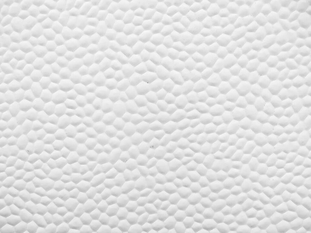 キャラバンに適用される閉鎖繊維ガラス、いくつかの汚れ。抽象的な背景テクスチャ:古いキャンパーバンの白い表面構造。ヴィンテージキャンプから奇妙な70年代スタイルのプラスチックテクスチャ. - 写真・画像