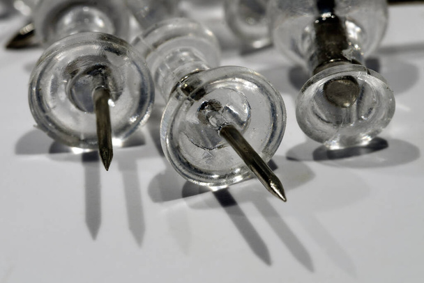  transparante pennen voor het plakken van materialen op een prikbord - Foto, afbeelding