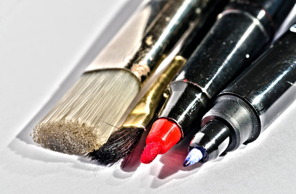 黒と赤の2本のブラシと2本のファイバーチップペン - 写真・画像