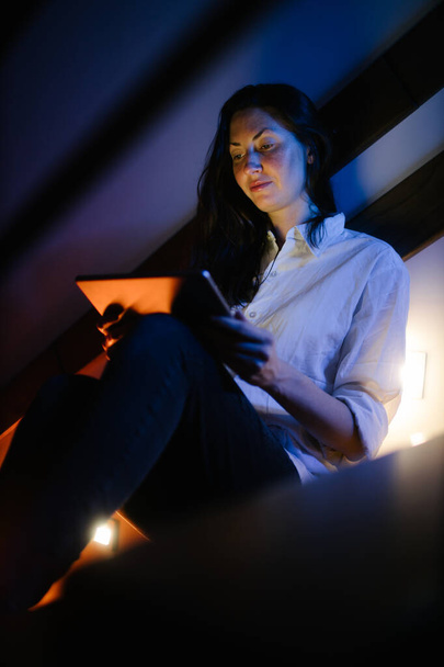 Žena doma pomocí tabletu PC a objednávání zboží z obchodů - Fotografie, Obrázek