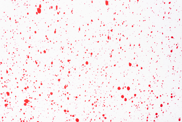 vista superior de manchas abstractas de pintura roja sobre fondo blanco - Foto, imagen