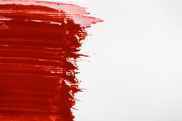 horní pohled barevné červené barvy tahy štětcem na bílém pozadí - Fotografie, Obrázek