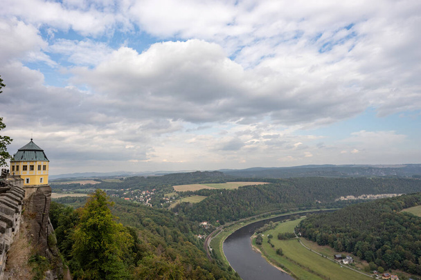 Vista desde la fortaleza Koenigstein hasta el río Elba y el paisaje en Sajonia Suiza. Alemania - Foto, Imagen