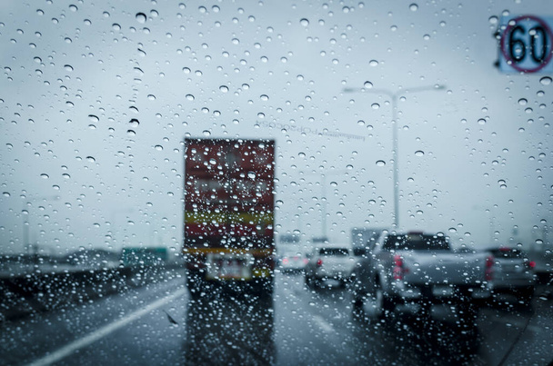 高速道路の交通渋滞、日中の車の窓の雨. - 写真・画像