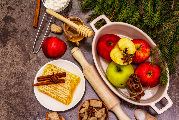 Noel ya da yeni yıl elmalı turta pişirme konsepti. Sağlıklı malzemeler, köknar ağacı dalları. Taş beton arka plan - Fotoğraf, Görsel