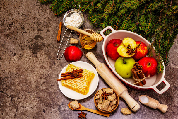 Natal ou Ano Novo conceito de assar torta de maçã. Ingredientes saudáveis, ramos de abeto sempre verdes. Pedra fundo concreto - Foto, Imagem