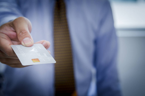 Bankkártyával rendelkező férfiak online vásárlási és pénzügyi tranzakciókhoz.Hitelkártya-hitelkérelem - Fotó, kép