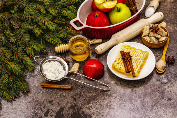 Natal ou Ano Novo conceito de assar torta de maçã. Ingredientes saudáveis, ramos de abeto sempre verdes. Pedra fundo concreto - Foto, Imagem