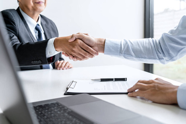 Greeting new colleagues, Handshake while job interviewing, male candidate shaking hands with Interviewer or employer after a job interview, employment and recruitment concept. - Foto, imagen