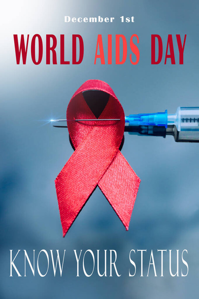Un signo de la lucha contra el SIDA perforado con una jeringa de cerca. Día Mundial del SIDA. - Foto, Imagen