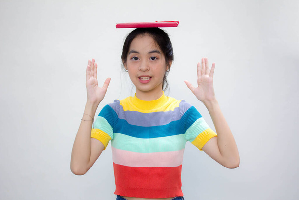 azië thai tiener kleur t-shirt mooi meisje toon een boek - Foto, afbeelding