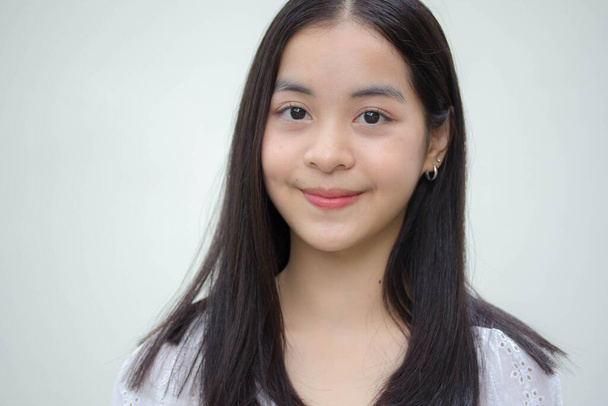 azië thai tiener wit t-shirt mooi meisje glimlach en ontspannen - Foto, afbeelding