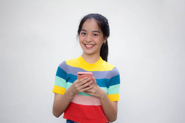asia thai teen colore t-shirt bella ragazza con il suo telefono e sorriso - Foto, immagini
