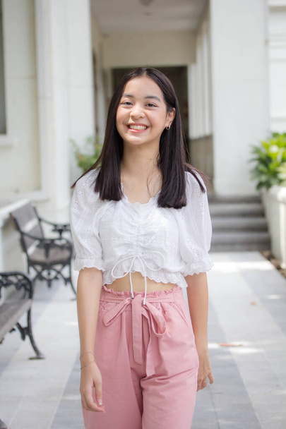 ázsiai thai tini fehér póló szép lány mosoly és pihenés - Fotó, kép