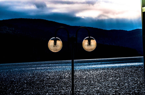 Lampenposten aan het Titisee-meer in het Zwarte Woud, Duitsland - Foto, afbeelding