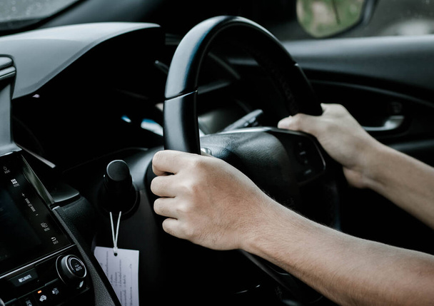 ręce człowieka z kierownicą samochodu jest gotowy w ruchu w nowoczesnym stylu życia. - Zdjęcie, obraz