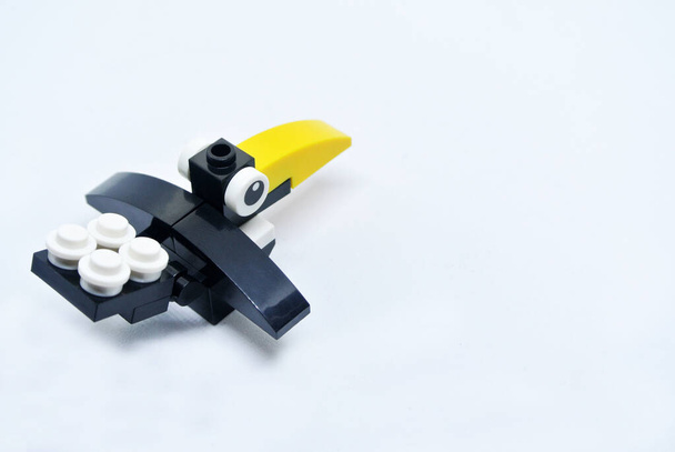 Форма ворона зроблена з кольорових пластикових іграшкових блоків.. - Фото, зображення