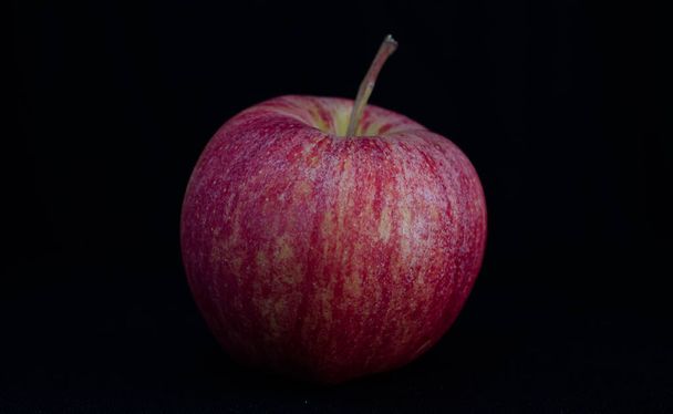 punainen kypsä omena mustalla pohjalla - Valokuva, kuva