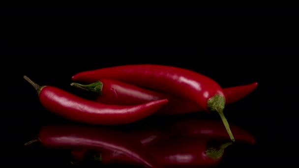 Peperoncini rossi piccanti in fiamme bruciano - Filmati, video