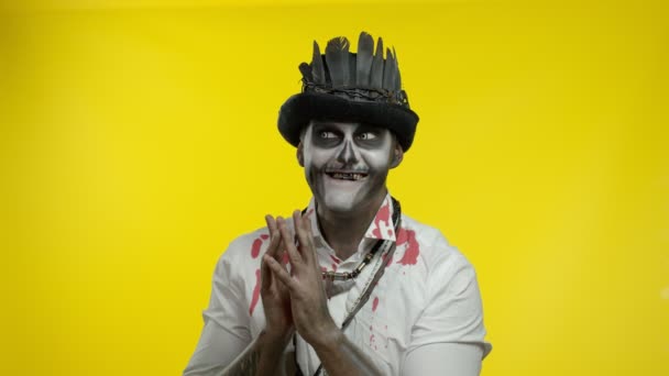 Man in skelet Halloween kostuum. sluwe jongen in griezelige make-up met lastige gezicht denken grap - Video