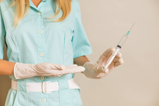 Image of medical nurse showing injection. - Foto, Imagem